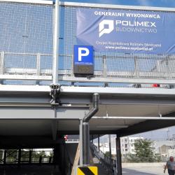 zamontowany wyświetlacz parkingowy